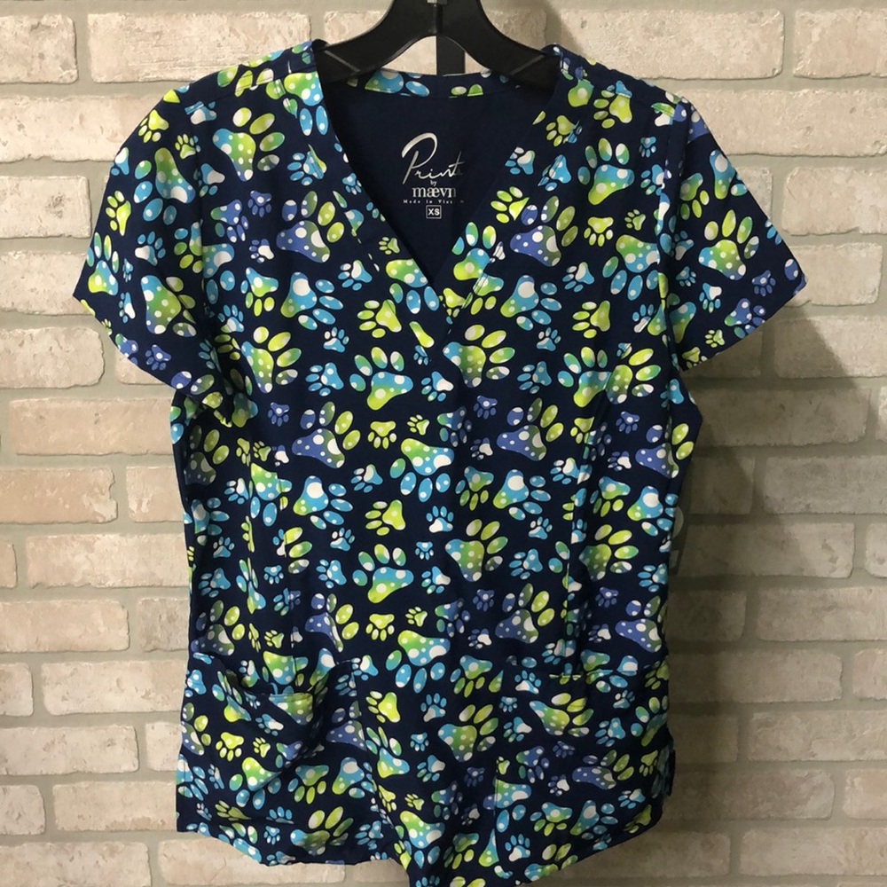 Maevn Womens paw print scrub top NWT